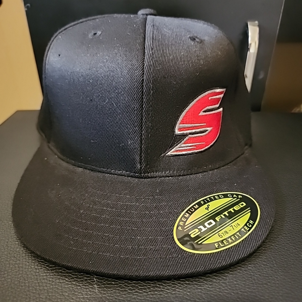Synergy Flexfit Fitted Hat Black And Red 6 7/8- 7 1/4 Excellent Condition